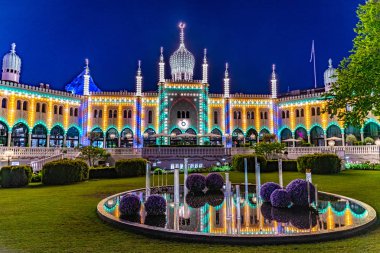 Tivoli bahçelerindeki Hint pavyonunun gece manzarası.
