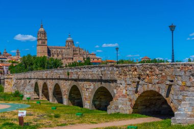 Salamanca cathedral, İspanya için önde gelen Roma köprüsü