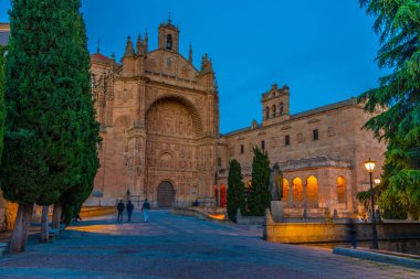 İspanya, Salamanca 'daki San Esteban Manastırı' nın gün batımı manzarası