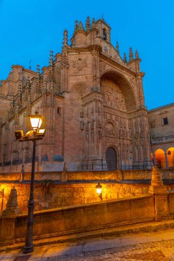 İspanya, Salamanca 'daki San Esteban Manastırı' nın gün batımı manzarası