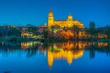 Salamanca 'daki Katedral' in gün batımı görüntüsü Tormes nehrine yansıdı,