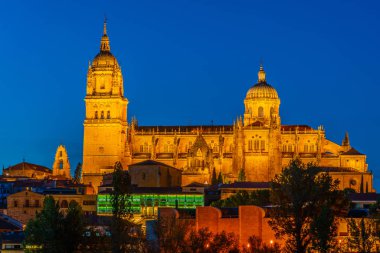 Salamanca 'daki Katedral' in gün batımı görüntüsü Tormes nehrine yansıdı,