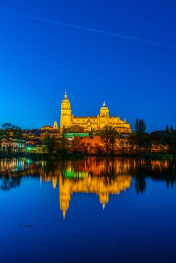 Salamanca 'daki Katedral' in gün batımı görüntüsü Tormes nehrine yansıdı,