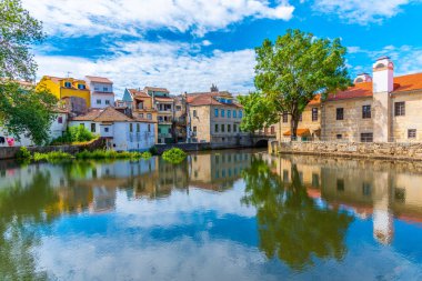 Viseu 'daki eski binalar Portekiz' deki yerel bir dereye yansıdı.