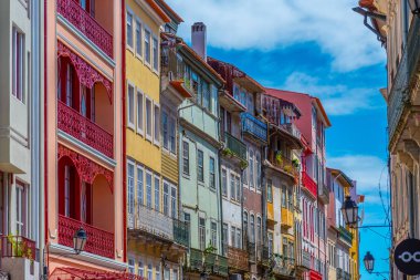 Coimb 'de Ferreira Borges bulvarındaki renkli yüzlü evler.