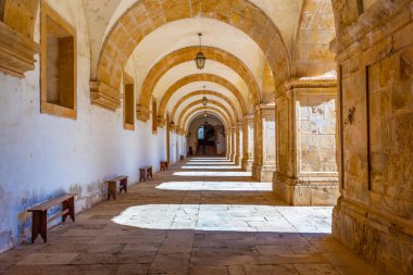 Noel Baba C manastırındaki iç avluyu çevreleyen koridor.