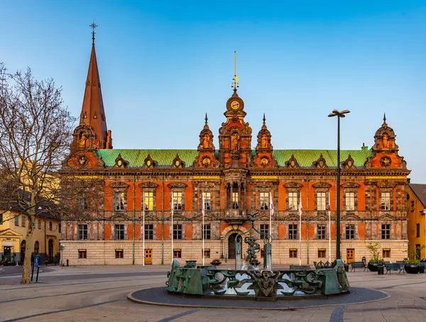 Coucher de soleil sur la mairie de Malmo, Suède — Photo