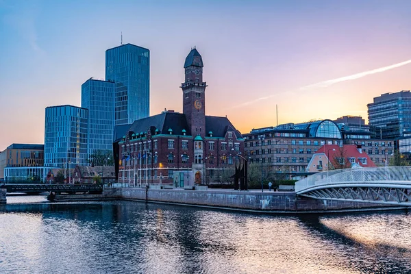 Vista al tramonto dello skyline di Malmo dominato dal mondo marittimo — Foto Stock