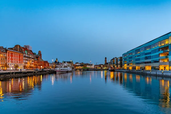 Vista al atardecer del paseo marítimo junto a un canal en Malmo, Suecia — Foto de Stock