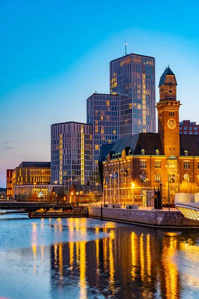 Vista al atardecer del horizonte de Malmo dominado por el mundo marítimo — Foto de Stock