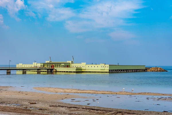 Ribersborgs Kallbadhus swimming and spa complex extends into the — Stockfoto