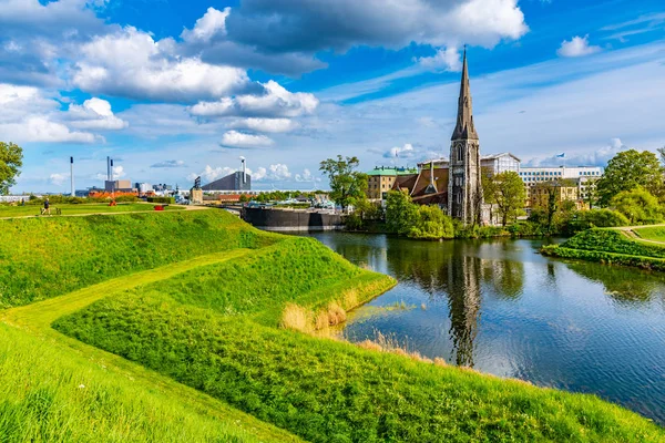 St. Alban Kirche in Kopenhagen, Dänemark, neben einem Wassergraben. — Stockfoto