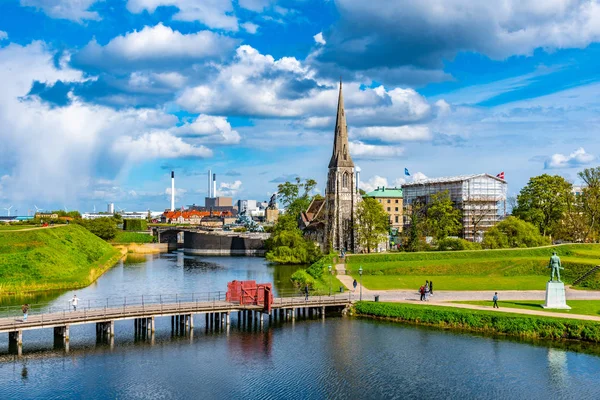 圣奥尔本教堂位于丹麦哥本哈根的护城河旁. — 图库照片