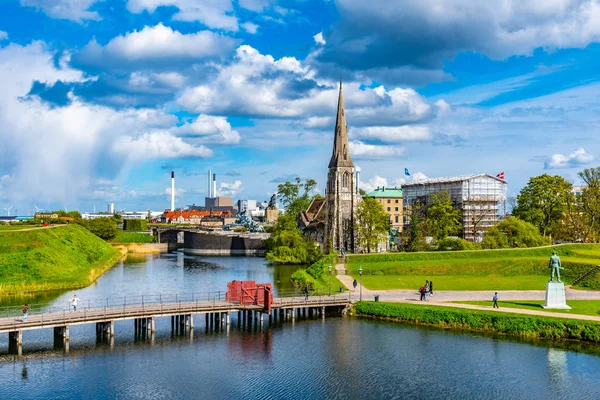 Chiesa di Sant'Alban situata vicino ad un fossato a Copenaghen, Danimarca . — Foto Stock