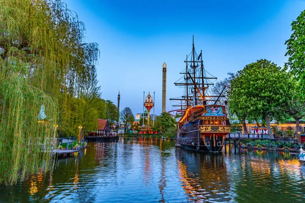 Restaurant in een vorm van een piratenschip in Tivoli tuinen amusemen — Stockfoto