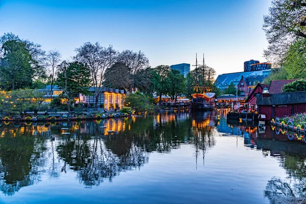 Restaurant in Form eines Piratenschiffs im Vergnügungspark Tivoli — Stockfoto