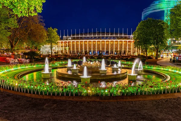 Vista nocturna de la sala de conciertos en el parque de atracciones Tivoli en Copen — Foto de Stock