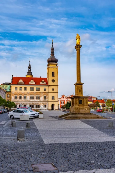 Radnice v Mladé Boleslavi dominuje Staroměstskému náměstí, Czec — Stock fotografie