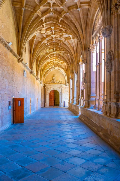 Korridor till en innergård i klostret San Esteban i Sala — Stockfoto