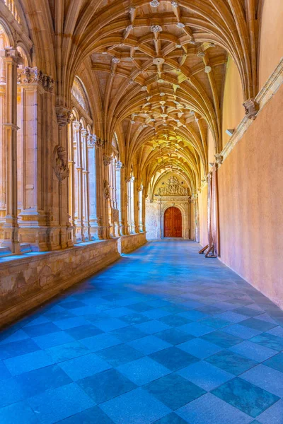 Corridor van een binnenplaats van het klooster van San Esteban in Sala — Stockfoto