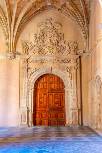 Corridoio di un cortile interno del convento di san Esteban in Sala — Foto Stock