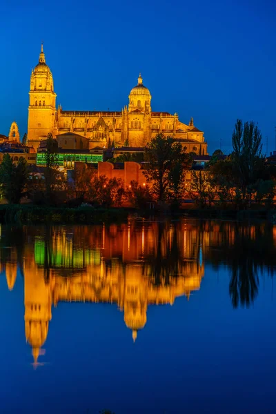 Vista al atardecer de la Catedral de Salamanca reflejada en el río Tormes , — Foto de Stock