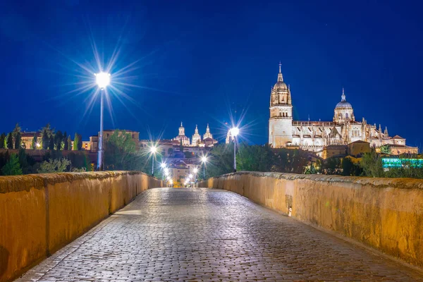 Vista al atardecer del puente romano que conduce a la catedral de Salamanca , — Foto de Stock
