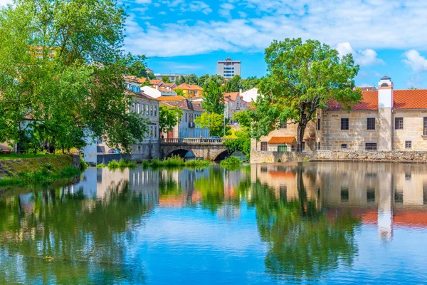 Viseu 'daki eski binalar Portekiz' deki yerel bir dereye yansıdı.