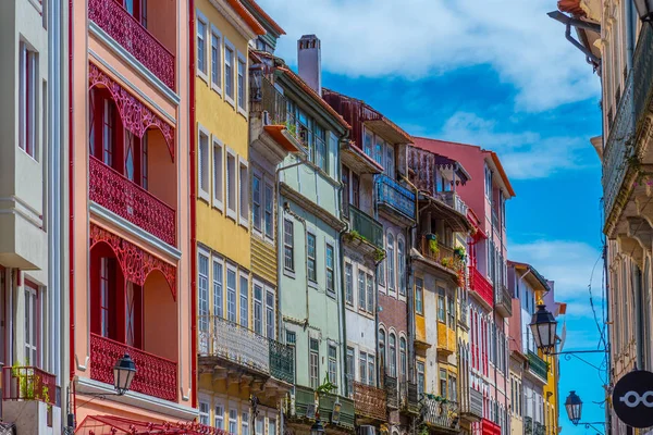 Kleurrijke gevels van huizen aan de boulevard Ferreira Borges bij Coimb — Stockfoto