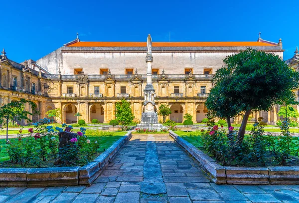 Claustro del monasterio de Santa Clara a Nova en Coimbra, Portugal — Foto de Stock