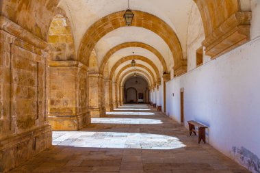 Noel Baba C manastırındaki iç avluyu çevreleyen koridor.