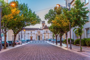 Portekiz 'deki Coimbra Üniversitesi' ne açılan kapı.