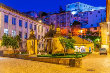 Coimbra, Portekiz 'de güzel Jardim da Manga' nın gün batımı manzarası