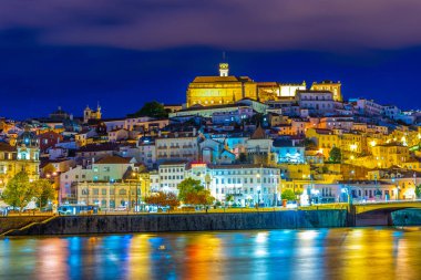 Portekiz 'in Coimbra kentinin gece manzarası