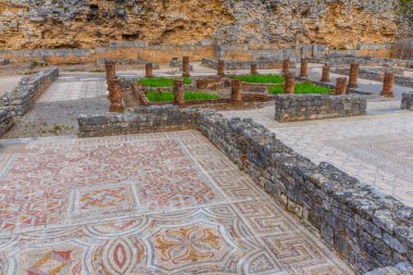 Coimbra yakınlarındaki Conimbriga antik sahasında zemin mozaikleri 