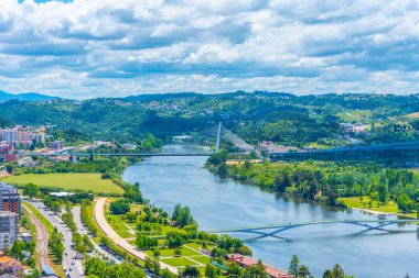 Mondego Vadisi ve Ponte Rainha Santa Isabel Köprüsü 