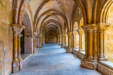 Portekiz, Coimbra 'daki Se Velha Katedrali Manastırı