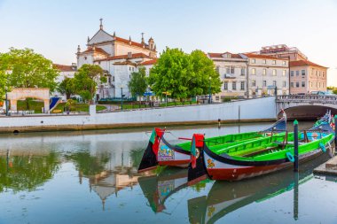 Moliceiro gemileri Aveiro 'nun merkez kanalı boyunca demirliyor.,