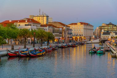 Moliceiro gemileri Aveiro 'nun merkez kanalı boyunca demirliyor.,