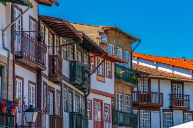 Guima 'daki Praca de Sao Tiago' daki evlerin cepheleri.