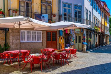 Portekiz 'in eski Guimaraes kasabasında dar bir sokak manzarası
