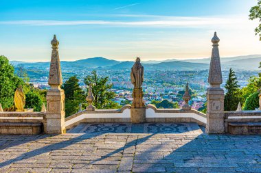 Merdivenlerdeki heykeller Bom Jesus do Monte Kilisesi 'ne çıkıyor. 