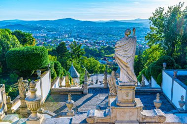 Merdivenlerdeki heykeller Bom Jesus do Monte Kilisesi 'ne çıkıyor. 
