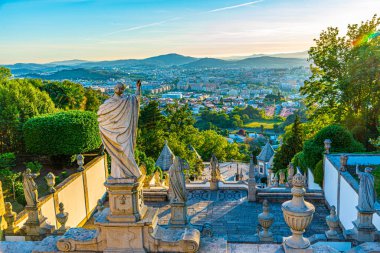 Braga 'daki Bom Jesus do Monte Kilisesi manzarası scu ile ünlüdür.