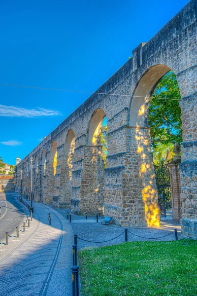 Akwedukt przechodzący obok ogrodu botanicznego w Coimbra, Por — Zdjęcie stockowe