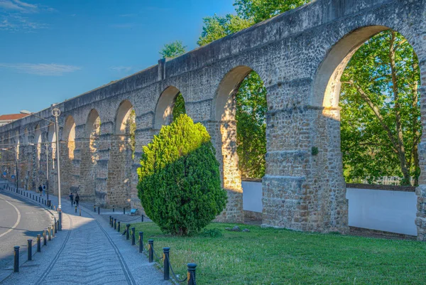 Aqueduto passando ao lado do jardim botânico em Coimbra, Por — Fotografia de Stock