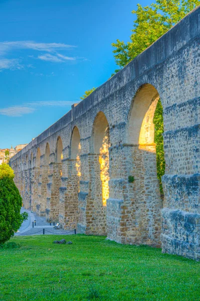 Kolorowe fasady w nowym mieście Coimbra, Portugalia — Zdjęcie stockowe