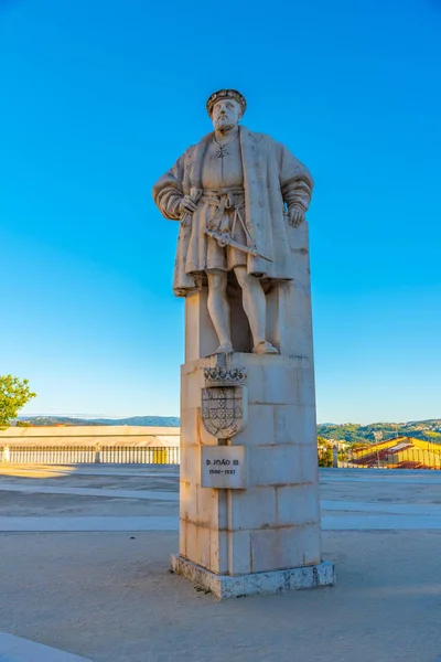 Staty av kung Joao Iii vid universitetet i Coimbra, Portugal — Stockfoto