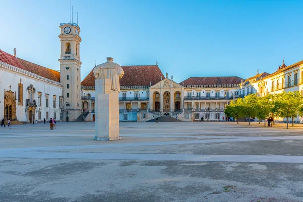 Standbeeld van koning Joao Iii aan de universiteit van Coimbra, Portugal — Stockfoto