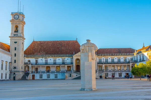 Standbeeld van koning Joao Iii aan de universiteit van Coimbra, Portugal — Stockfoto